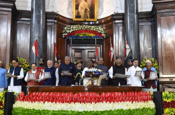 ಸಂವಿಧಾನವನ್ನು ಅಂಗೀಕರಿಸಿದ 75 ವರ್ಷಗಳ ಸ್ಮರಣಾರ್ಥ ಕಾರ್ಯಕ್ರಮದಲ್ಲಿ ಭಾಗಿಯಾದ  ಭಾರತದ ರಾಷ್ಟ್ರಪತಿಗಳು