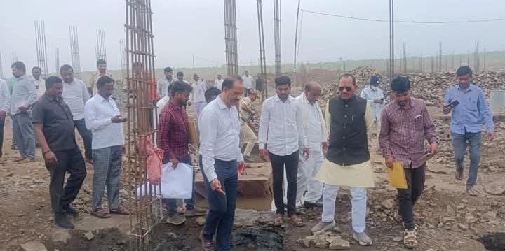 ಜಾನುವಾರು ತಳಿ ಸಂರಕ್ಷಣೆ ಮತ್ತು ತರಬೇತಿ ಕೇಂದ್ರಕ್ಕೆ ಭೇಟಿ ನೀಡಿ ಕಾಮಗಾರಿ ಪರಿಶೀಲಿಸಿದರು. ಶಾಸಕರು ಪ್ರಭು ಚೌವ್ಹಾಣ್