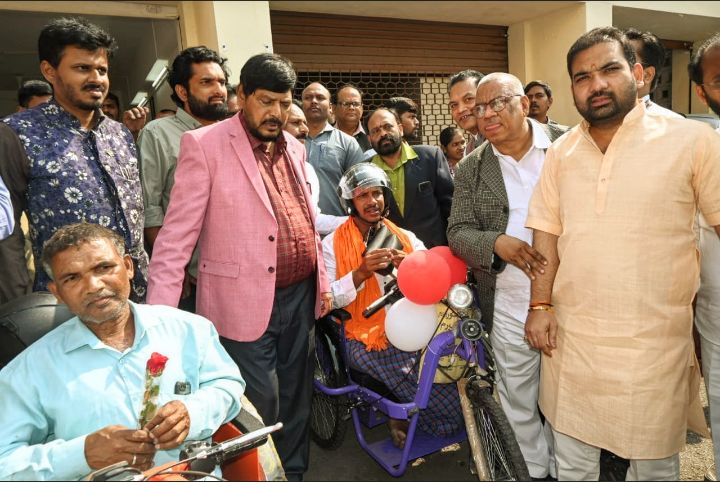 ಸಬಲೀಕರಣಕ್ಕಾಗಿ NIEPID ದಿವ್ಯಾಂಗರಿಗೆ ಬೋಧನಾ-ಕಲಿಕಾ ಸಾಮಗ್ರಿಗಳನ್ನು ವಿತರಿಸಿದರು.ಸಚಿವ ರಾಮದಾಸ್ ಅಠಾವಳೆ m