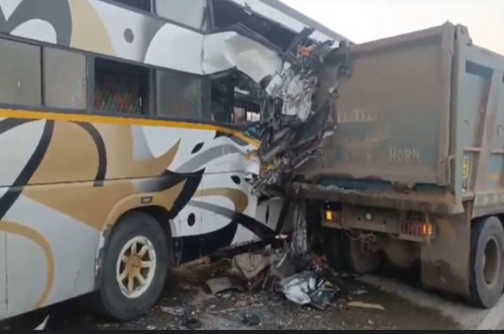 ಇಂದು ಬೆಳಗ್ಗೆ ಸಂಭವಿಸಿದ ರಸ್ತೆ ಅಪಘಾತದಲ್ಲಿ ಆರು ಮಂದಿ ಸಾವನ್ನಪ್ಪಿದ್ದು, 22 ಮಂದಿ ಗಾಯಗೊಂಡಿದ್ದಾರೆ.