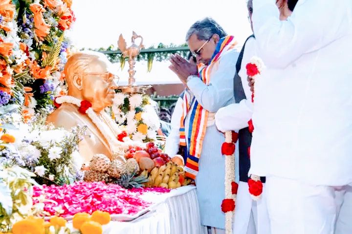ಮುಖ್ಯಮಂತ್ರಿ ಸಿದ್ಧರಾಮಯ್ಯ ಅವರು ಇಂದು ಅಂಬೇಡ್ಕರ್ ಪ್ರತಿಮೆಗೆ ಪುಷ್ಪಾರ್ಚನೆ ಮಾಡಿದರು