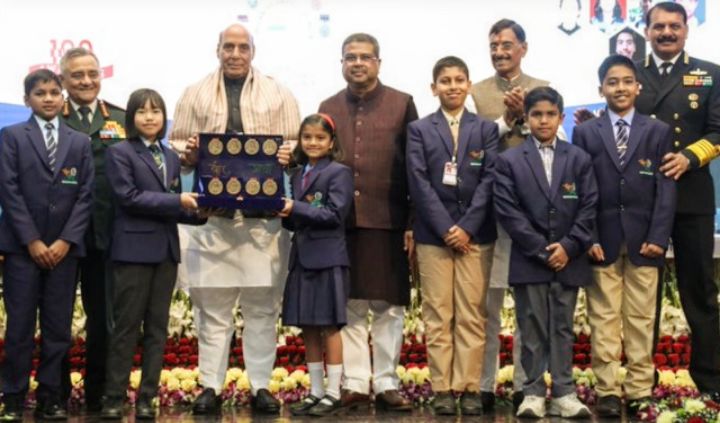 ರಕ್ಷಣಾ ಸಚಿವ ರಾಜನಾಥ್ ಸಿಂಗ್ ಮತ್ತು ಶಿಕ್ಷಣ ಸಚಿವ ಧರ್ಮೇಂದ್ರ ಪ್ರಧಾನ್ ವೀರ್ ಗಾಥಾ 4.0 ರ ಸೂಪರ್-100 ವಿಜೇತರನ್ನು ಸನ್ಮಾನಿಸಿದರು.