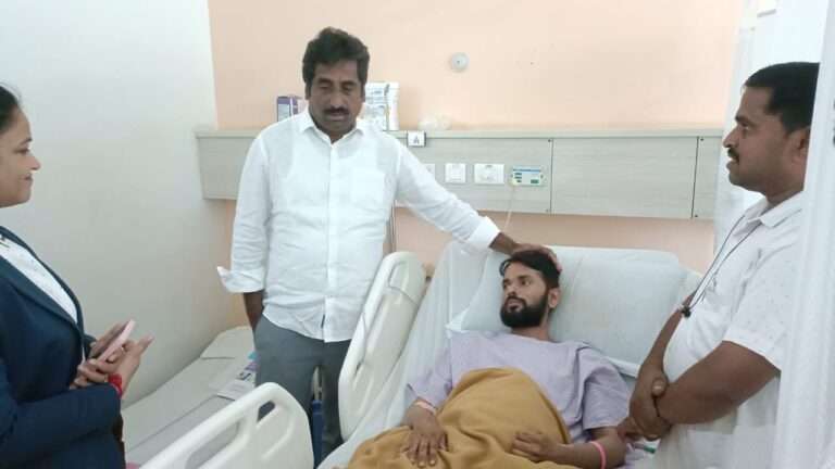 ಬ್ಯಾಂಕ್ ದರೋಡೆ ದಾಳಿಯಲ್ಲಿ ಹಲ್ಲೆಗೊಳಗಾಗಿ ಚಿಕಿತ್ಸೆ ಪಡೆಯುತ್ತಿರುವಶಿವಕುಮಾರನ್ನು ಹೈದರಾಬಾದ್‌ನಲ್ಲಿ ಭೇಟಿಯಾದ ಸಚಿವ ರಹೀಂ ಖಾನ್