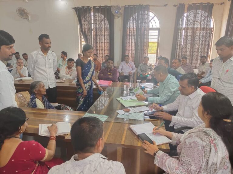 ಸಾರ್ವಜನಿಕರ ಅರ್ಜಿಗಳಿಗೆ ಅಧಿಕಾರಿಗಳು ಸ್ಪಂದಿಸಿ ಬಗೆಹರಿಸಿ-ಉಮೇಶ ಬಿ.ಕೆ.