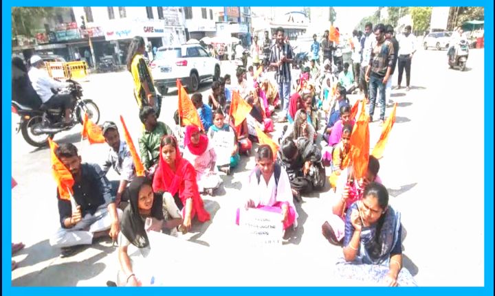 ಕೊಪ್ಪಳ ವಿಶ್ವವಿದ್ಯಾಲಯ್ ರಕ್ಷಣಾ ಸಮಿತಿ ವಿದ್ಯಾರ್ಥಿ ಒಕ್ಕೂಟದ ಮುಖಂಡರಾದ ಪವನ್‌ಕುಮಾರ್‌,  ಪ್ರತಿಭಟನೆ.!