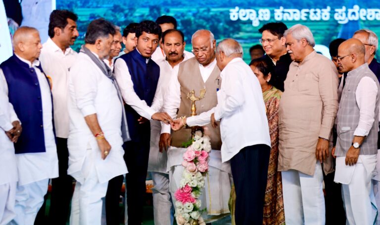 ಎಐಸಿಸಿ ಅಧ್ಯಕ್ಷರಾದ ಶ್ರೀ ಮಲ್ಲಿಕಾರ್ಜುನ ಖರ್ಗೆಜಿ  ಅವರೊಂದಿಗೆ  ಸಂಸದ  ಶ್ರೀ ಸಾಗರ್ ಖಂಡ್ರೆ
