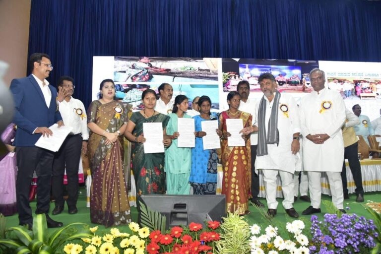 ಆಕಾಶದ ನೀಲಿಯಲ್ಲಿ ಚಂದ್ರ ತಾರೆ ತೊಟ್ಟಿಲಲ್ಲಿ ಬೆಳಕನಿಟ್ಟು ತೂಗಿದಾಕೆ ನಿನಗೆ ಬೇರೆ ಹೆಸರು ಬೇಕೇ ಸ್ತ್ರೀ ಎಂದರೆ ಅಷ್ಟೇ ಸಾಕೆ..