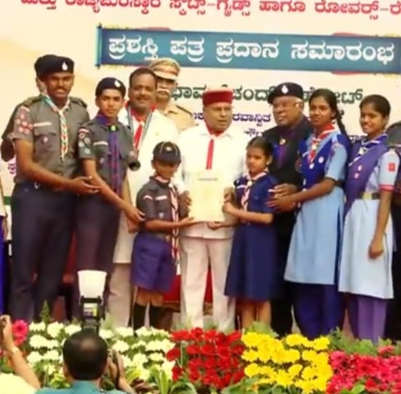 ಕೆಸ್ತೂರು ಪ್ರೌಢಶಾಲೆಯ ವಿದ್ಯಾರ್ಥಿ ಧನುಷ್ ರಾಜ್ಯಪಾಲರಿಂದ ಪ್ರಶಸ್ತಿ ಪಡೆದರು.