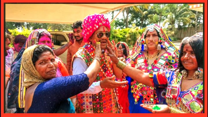 ಸ್ವ-ಗ್ರಾಮ ಬೋಂತಿ ತಾಂಡಾದಲ್ಲಿ ಹೋಳಿ ಹಬ್ಬವನ್ನು ಸಂಭ್ರಮದಿಂದ ಆಚರಿಸಿದರು.