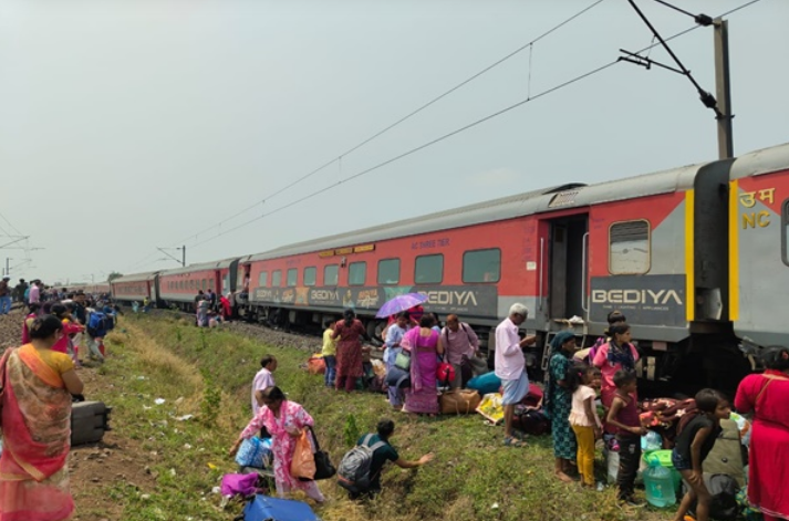 ಬೆಂಗಳೂರು-ಗುವಾಹಟಿ ಕಾಮಾಖ್ಯ ಸೂಪರ್‌ಫಾಸ್ಟ್ ಎಕ್ಸ್‌ಪ್ರೆಸ್ ರೈಲಿನ 11 ಬೋಗಿಗಳು ಹಳಿತಪ್ಪಿವೆ.