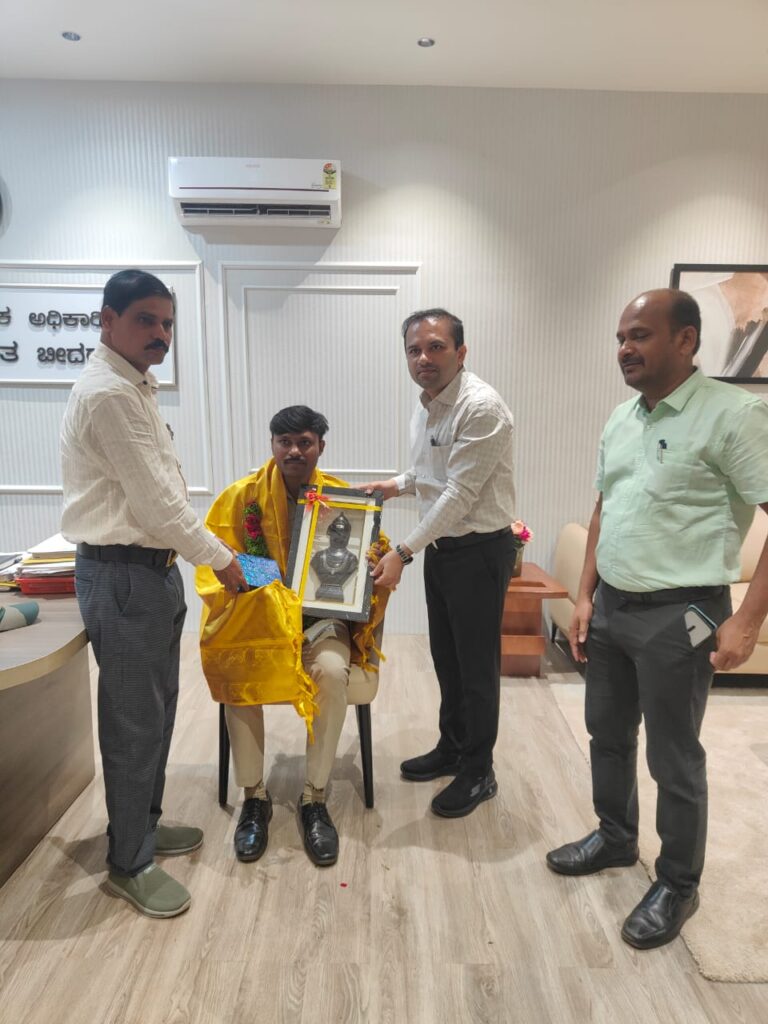 ಅಂಗರಕ್ಷಕನಿಗೆ ಸನ್ಮಾನಿಸಿ ಔದಾರ್ಯ ಮೆರೆದ ಸಿಇಓ ಡಾ. ಗಿರೀಶ ಬದೋಲೆ