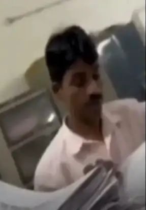 ಸರ್ಕಾರಿ ಕಾಲೇಜಿನಲ್ಲಿ ಪ್ಯೂನ್‌ನಿಂದ ಉತ್ತರ ಪತ್ರಿಕೆಗಳ ಮೌಲ್ಯಮಾಪನ ವೈರಲ್‌ ವಿಡಿಯೊಗೆ ತೀವ್ರ ಆಕ್ರೋಶ ಪ್ರಾಧ್ಯಾಪಕರ ವಿರುದ್ಧ ಕ್ರಮ.
