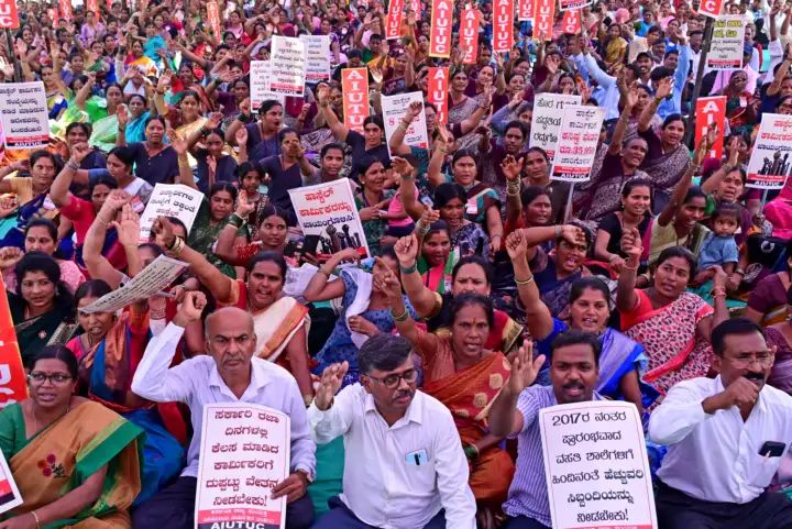 ಕಾಯಂಗೆ ಆಗ್ರಹಿಸಿ  ಕಾರ್ಮಿಕ್ ಸಂಘ ಪ್ರತಿಭಟನೆ.