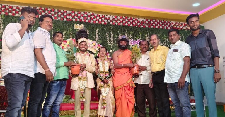 ವಧು ವರರಿಗೆ ಹೆಲ್ಮೇಟ ಮತ್ತು ಸಸಿ ವಿತರಣೆ. ಬೆಲೆ ಕಟ್ಟಲಾಗದ ಜೀವ ರಕ್ಷಣೆ ಹೆಲ್ಮೇಟ ಮಾಡುತ್ತದೆ ಶಿವರಾಜ ಜಮಾದರ