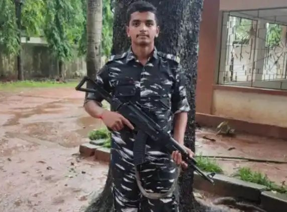ಹನಿಮೂನ್‌ನ ಸಂತೋಷದ ಕ್ಷಣಗಳ ನಡುವೆಯೂ ತನ್ನ ಕರ್ತವ್ಯಕ್ಕೆ ಆದ್ಯತೆ. ಸಿದ್ದಾಪುರ ಯೋಧ,