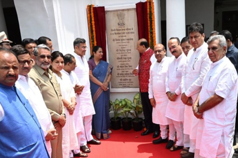 ವಿಧಾನ ಸಭಾ ಭವನದಲ್ಲಿ 500 ಕಿ.ವ್ಯಾಟ್ ಸೌರ ವಿದ್ಯುತ್ ಸ್ಥಾವರಕ್ಕೆ ಅಡಿಪಾಯ ಹಾಕಿದರು.