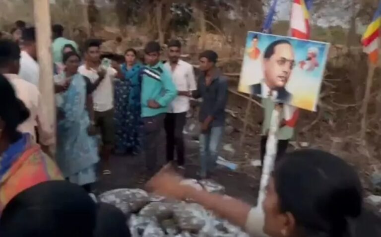 ಸರ್ಕಾರಿ ಜಾಗದಲ್ಲಿ ಅಂಬೇಡ್ಕರ್ ಭಾವಚಿತ್ರ ಅಳವಡಿಕೆ ವಿರೋಧ ಮತ್ತು ದಲಿತರಿಗೆ ಬಹಿಷ್ಕಾರ.