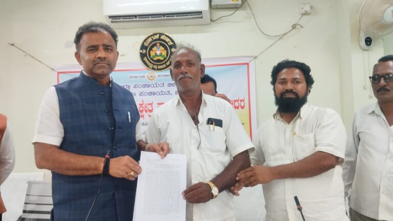 ಯದಲಾಪೂರ ಗ್ರಾಮ ಪಂಚಾಯತ್‌ನಲ್ಲಿ ಅವ್ಯವಹಾರ ಅಭಿವೃದ್ಧಿ ಅಧಿಕಾರಿ (ಪಿಡಿಒ) ವಿರುದ್ಧ ದೂರು; ಅಮಾನತ್ತುಗೊಳಿಸುವಂತೆ ಆಗ್ರಹ