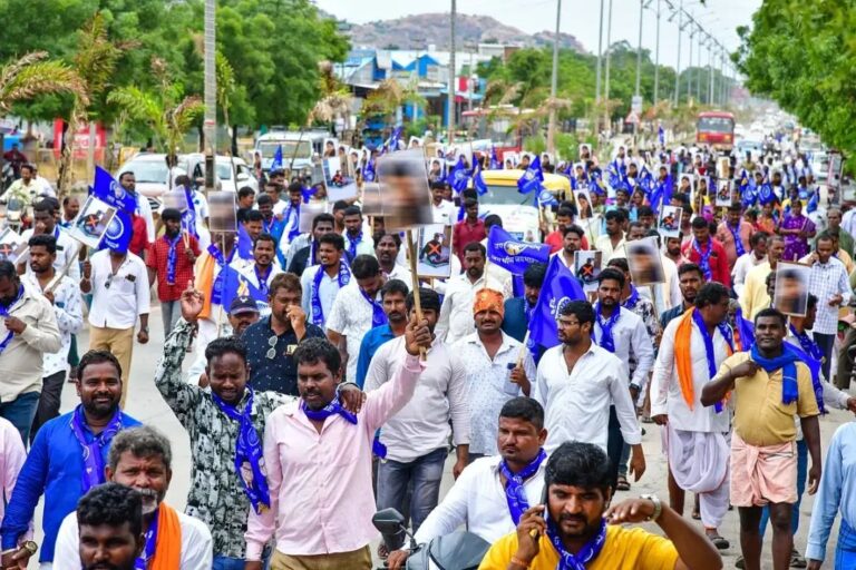ಕೊಪ್ಪಳ | ಅತ್ಯಾಚಾರಿಗೆ ಗಲ್ಲು ಶಿಕ್ಷೆ ವಿಧಿಸಿ: ಡಿಸಿ ಕಚೇರಿತನಕ ಪ್ರತಿಭಟನಾ ನಡೆಯಿತು.