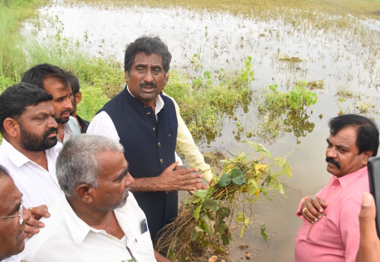 ವಿವಿಧ ಪ್ರವಾಹ ಪೀಡಿತ ಪ್ರದೇಶಗಳಿಗೆ ಸಚಿವ ರಹೀಮ್ ಖಾನ್ ಭೇಟಿ ಪರಿಶೀಲನೆ