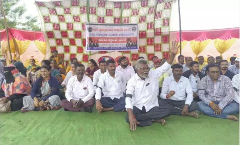 ಅತಿಥಿ ಉಪನ್ಯಾಸಕರು ಧರಣಿ ಸತ್ಯಾಗ್ರಹ ನಡೆಸಿದರು.