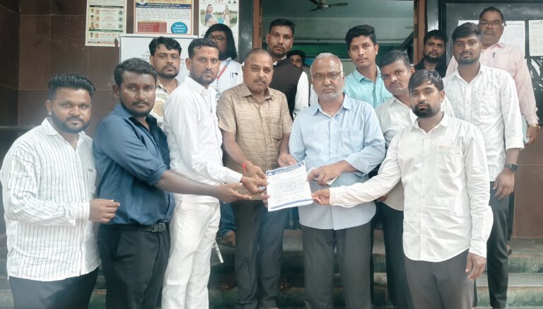 ಪಟ್ಟಣದ ಸರಕಾರಿ ಸಾರ್ವಜನಿಕ ಆಸ್ಪತ್ರೆಯಲ್ಲಿ ಹೇರಿಗೆ ಮಾಡಿ ಜನ ಸಾಮಾನ್ಯರಿಂದ ಹಣ ವಸೂಲಿ