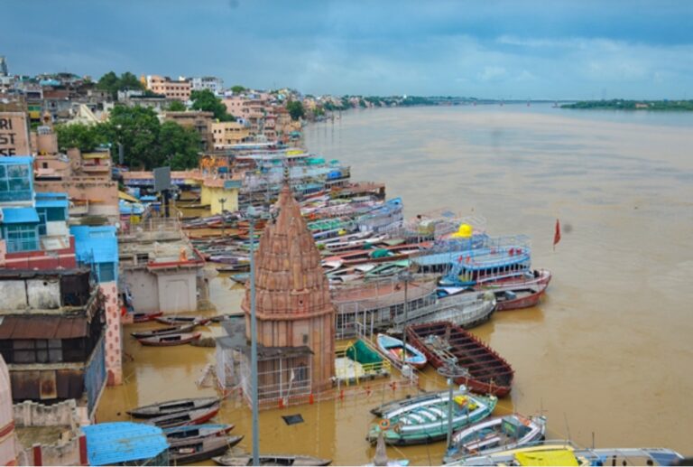 ಉತ್ತರ ಪ್ರದೇಶದಲ್ಲಿ ಪ್ರವಾಹದ ಅಬ್ಬರ: ಹಲವು ಜಿಲ್ಲೆಗಳಲ್ಲಿ ಗಂಗಾ, ಯಮುನಾ ನದಿಗಳು ಅಪಾಯದ ಮಟ್ಟ ದಾಟಿವೆ.