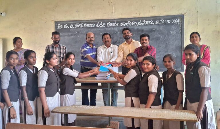 ಕಾಲೇಜು ಸುತ್ತಲೂ ಸಸಿ ನೆಟ್ಟು ವಿದ್ಯಾರ್ಥಿಗಳಿಗೆ ನೋಟ್ಸ್ ಬುಕ್ ವಿತರಿಸಿ ಹುಟ್ಟು ಹಬ್ಬ ಆಚರಿಸಿಕೊಂಡ ಮಾದರಿ ಉಪನ್ಯಾಸಕ ಶಿವಕುಮಾರ್ ಕೆ.