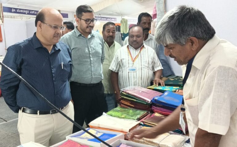 ರಾಜ್ಯ ಮಟ್ಟದ ಖಾದಿ ಮೇಳಕ್ಕೆ ಕೊಪ್ಪಳ ಜಿಲ್ಲಾಧಿಕಾರಿಗಳು ಹಾಗೂ ಜಿ.ಪಂ ಸಿಇಓ ಭೇಟಿ