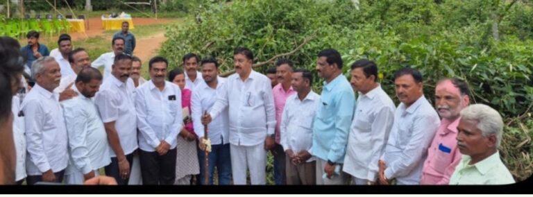 ಅಂಬಳೆ ಗ್ರಾಮದಲ್ಲಿ  ಬೂದು ನೀರು ನಿರ್ವಹಣೆ  ಕಾಮಗಾರಿಗೆ ಗುದ್ದಲಿ ಪೂಜೆ ಮಾಡಿದ ಶಾಸಕ ಎ ಆರ್ ಕೆ.