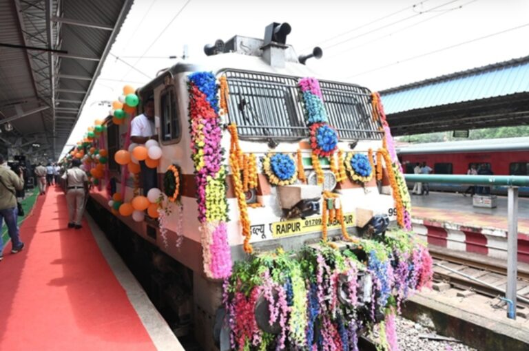 ರಾಯ್‌ಪುರ ರೈಲು ನಿಲ್ದಾಣದಿಂದ ರಾಯ್‌ಪುರ-ಜಬಲ್‌ಪುರ ಹೊಸ ಎಕ್ಸ್‌ಪ್ರೆಸ್‌ಗೆ ಹಸಿರು ನಿಶಾನೆ