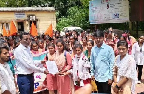 ಅತಿಥಿ ಉಪನ್ಯಾಸಕರ ನೇಮಕ್ಕೆ. ಎಬಿವಿಪಿ ಪ್ರತಿಭಟನೆ.