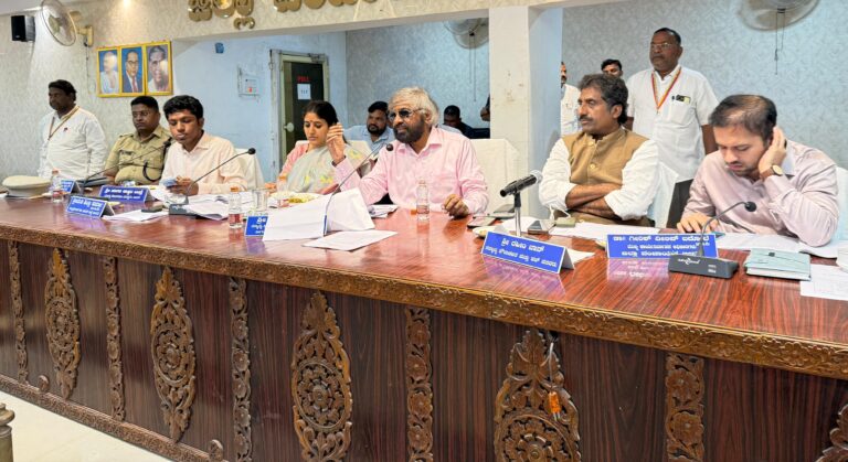 ಬೀದರ ಜಿಲ್ಲೆಯಲ್ಲಿ ಸುರಿಯುತ್ತಿರುವ ಅತಿವೃಷ್ಟಿಯಿಂದ ಹಾನಿ ಪರಿಹಾರಕೆ ಸಭೆ.