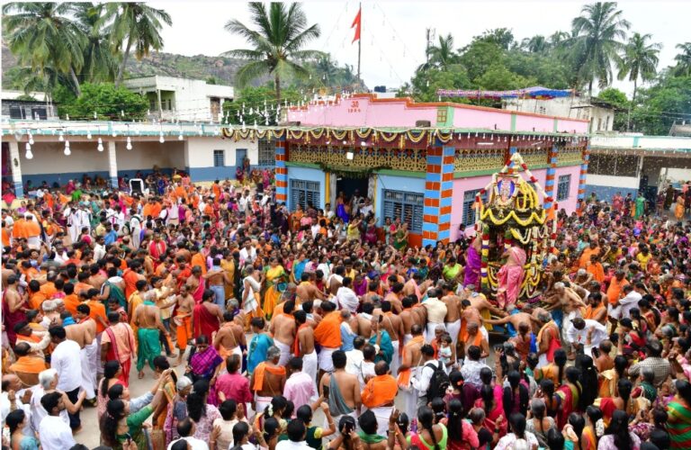 ರಾಘವೇಂದ್ರ ಸ್ವಾಮಿಗಳ ೩೫೪ನೇ ಆರಾಧನಾ ಮಹೋತ್ಸವ ಅಂಗವಾಗಿ ಮಂಗಳವಾರ ಉತ್ತರಾಧನೆ ಜರುಗಿತು.