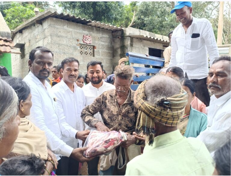 ಸಂಸದ ಸುನೀಲ್ ಬೋಸ್ ರವರ ಹುಟ್ಟು ಹಬ್ಬದ ಹಿನ್ನಲೆ ಹಾಡಿಗಳಿಗೆ   ವೆಂಕಟೇಶ್ ಸಿ ರವರಿಂದ ಬೆಡ್ ಶೀಟ್ ವಿತರಣೆ.