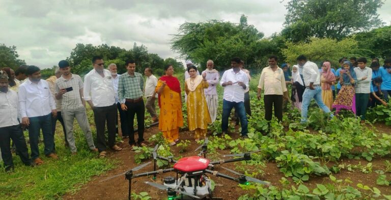 ಡ್ರೋಣ ಮೂಲಕ ನ್ಯಾನೊ ಯೂರಿಯಾ ಹಾಗೂ ನ್ಯಾನೊ ಡಿಎಪಿ ಬಳಕೆ ಕುರಿತು ಪ್ರಾತ್ಯಕ್ಷತೆ