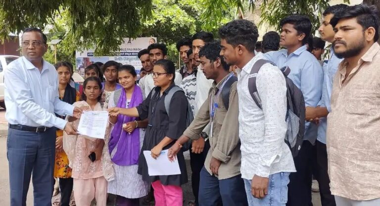 ಸರ್ಕಾರದ ವಿಳಂಬ ನೀತಿಯಿಂದ ವಿದ್ಯಾರ್ಥಿಗಳ ಶೈಕ್ಷಣಿಕ ಭವಿಷ್ಯ ಅತಂತ್ರವನ್ನಾಗಿಸಿದೆ