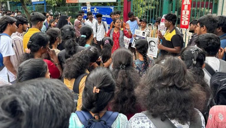 ಅತಿಥಿ ಉಪನ್ಯಾಸಕರನ್ನು ನೇಮಿಸುವಂತೆ ಆಗ್ರಹಿಸಿ ವಿದ್ಯಾರ್ಥಿಗಳಿಂದ ತರಗತಿ ಬಹಿಷ್ಕರಿಸಿ ಪ್ರತಿಭಟನೆ.!