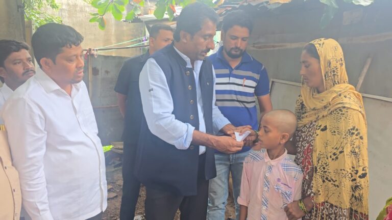 ಸಾಲಬಾಧೆಯಿಂದ ಆತ್ಮಹತ್ಯೆ ಮಾಡಿಕೊಂಡ ಕುಟುಂಬವನ್ನು ಭೇಟಿ ಮಾಡಿ, ಸಾಂತ್ವನ ಹೇಳಿದ ಸಚಿವ ರಹೀಂ ಖಾನ್