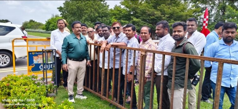 ಸಿಎಂ ಮಾಧ್ಯಮ ಸಲಹೆಗಾರರಾದ ಕೆ.ವಿ. ಪ್ರಭಾಕರ್, ಕೆಕೆಆರ್‌ಡಿಬಿ ಅಧ್ಯಕ್ಷರಾದ  ಅಜಯ್‌ಸಿಂಗ್ ಅವರೊಂದಿಗೆ  ಕಲಬುರಗಿಯಲ್ಲಿ ಸಂಪಾದಕರ ಸಭೆ: