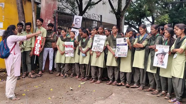 ಅತಿಥಿ ಉಪನ್ಯಾಸಕರ ನೇಮಿಸಲು ಒತ್ತಾಯ:ತರಗತಿ ಬಹಿಷ್ಕರಿಸಿ ವಿದ್ಯಾರ್ಥಿಗಳ ಪ್ರತಿಭಟನೆ