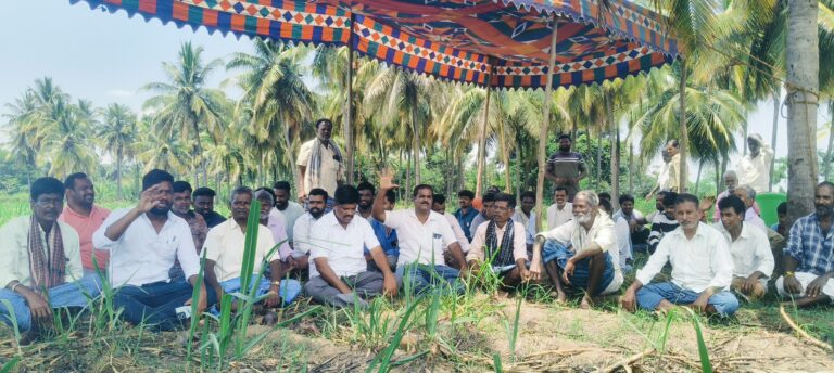 ಟಿ ಹೊಸೂರಿನಲ್ಲಿ ಸ್ಮಶಾನ ಭೂಮಿ ಒತ್ತುವರಿ ಮಾಡಿಕೊಂಡಿರುವವರ ವಿರುದ್ಧ ಗ್ರಾಮಸ್ಥರು ಪ್ರತಿಭಟನೆ.