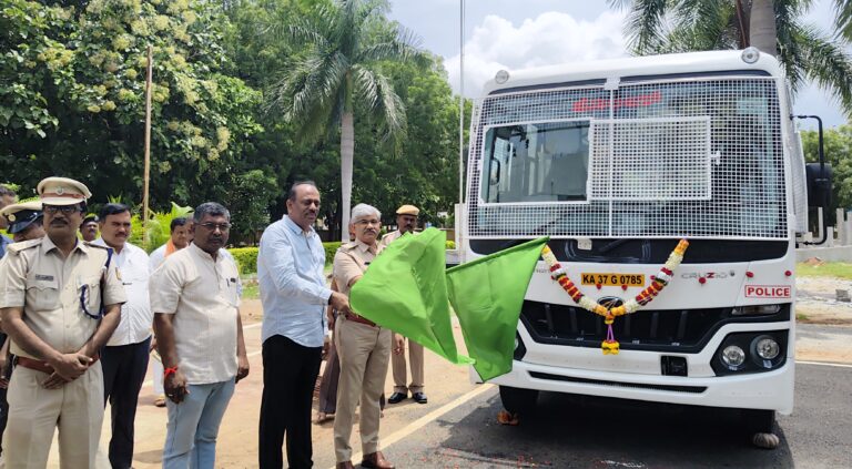 ನೂತನ ಪೊಲೀಸ್ ವಾಹನಕ್ಕೆ ಸಂಸದ ರಾಜಶೇಖರ್ ಹಿಟ್ನಾಳ್ ಚಾಲನೆ
