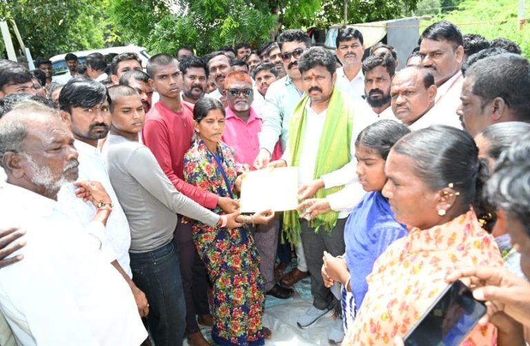 ತುಂಗಭದ್ರಾ : ಸಿಡಿಲು ಬಡಿದು ಮೃತಪಟ್ಟ ವ್ಯಕ್ತಿಗೆ 5 ಲಕ್ಷ ರೂ ಪರಿಹಾರ ವಿತರಣೆ