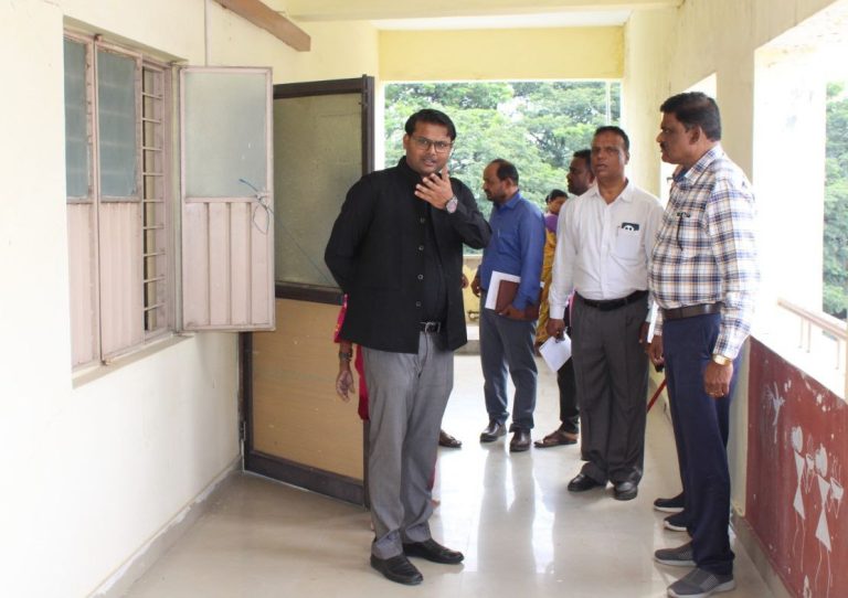 ಜಿಲ್ಲಾ ಪಂಚಾಯತ್ ಆಡಳಿತ ಭವನದಲ್ಲಿ ಜಿಪಂ ಸಿಇಓ ಸಂಚಾರ: ಅಧಿಕಾರಿ, ಸಿಬ್ಬಂದಿ ಕಾರ್ಯವೈಖರಿ ಪರಿಶೀಲನೆ