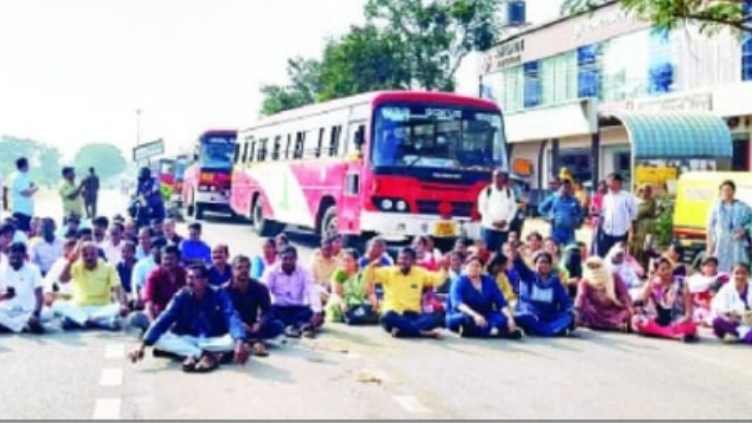 ರಸ್ತೆ ತಡೆದು ಅತಿಥಿ ಉಪನ್ಯಾಸಕರ ಧರಣಿನಗರದಲ್ಲಿ 4ನೇ ದಿನಕ್ಕೆ ಕಾಲಿಟ್ಟ ಅತಿಥಿ ಉಪನ್ಯಾಸಕರ ಹೋರಾಟ  ಉಪನ್ಯಾಸಕಿ ಅಸ್ವಸ್ಥ