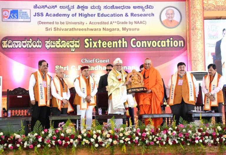 ಪದವೀಧರರು ಕಷ್ಟಪಟ್ಟು ಕೆಲಸ ಮಾಡಿ ಗಮನಹರಿಸುವಂತೆ ಉಪಾಧ್ಯಕ್ಷ ರಾಧಾಕೃಷ್ಣನ್ ಮನವಿ.