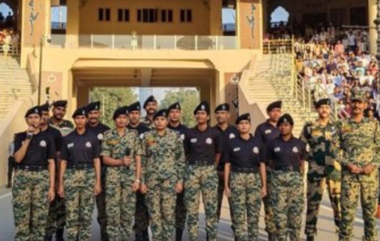 ಪಂಜಾಬ್ ಗಡಿ ಠಾಣೆಗಳಲ್ಲಿ ಬಿಎಸ್‌ಎಫ್ ಸಾಮೂಹಿಕ ‘ವಂದೇ ಮಾತರಂ’ ಗಾಯನ ಆಯೋಜಿಸಿದೆ.