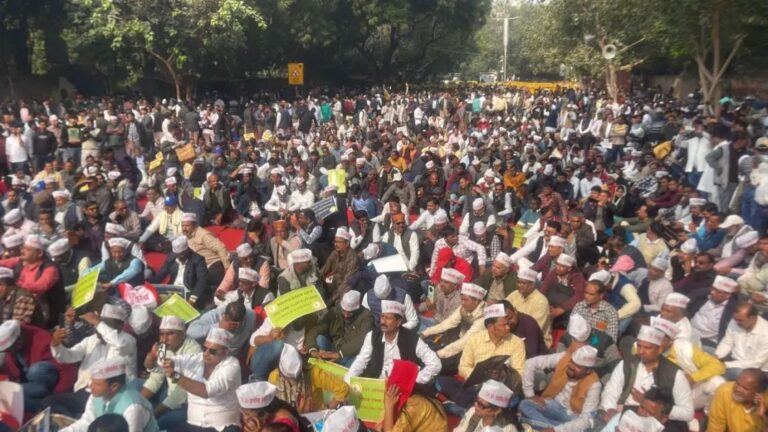 ಟಿಇಟಿ ಕಡ್ಡಾಯ ವಿರೋಧಿಸಿ ಪ್ರಾಥಮಿಕ ಶಾಲಾ ಶಿಕ್ಷಕರಿಂದ ನವದೆಹಲಿಯಲ್ಲಿ ಬೃಹತ್‌ ಪ್ರತಿಭಟನೆ