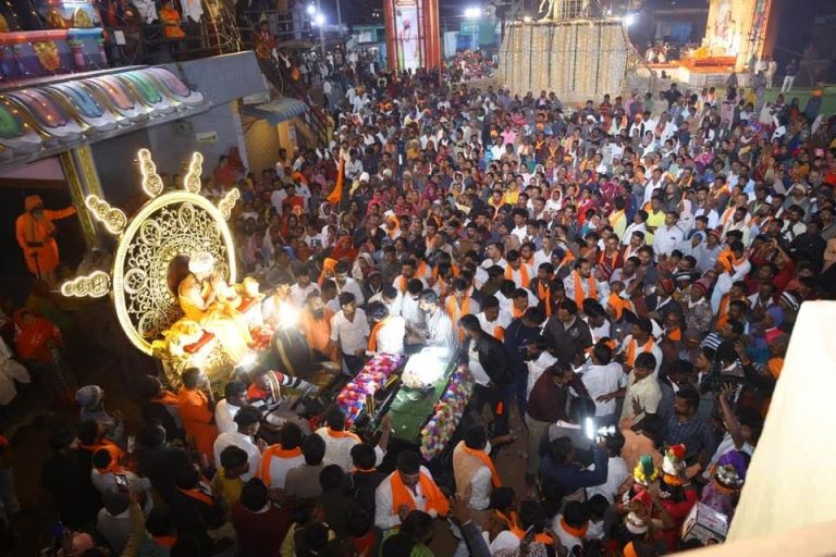 ಮಲ್ಲಯ್ಯ ಗಿರಿ, ದೇಗುಲಮಡಿ ಮತ್ತು ಬಸವಕಲ್ಯಾಣ ಆಶ್ರಮದ ಪೀಠಾಧಿಪತಿ ಪೂಜ್ಯ ಶ್ರೀ ಡಾ ಬಸವಲಿಂಗ ಅವಧೂತರ ಭವ್ಯ ಮೆರವಣಿಗೆ